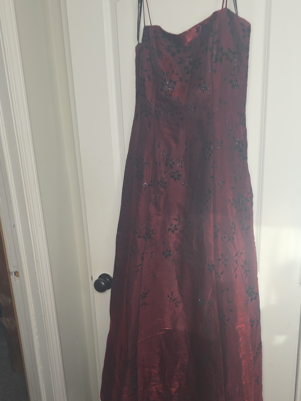 Elegant Burgundy Spaghetti-Strap Evening Dress